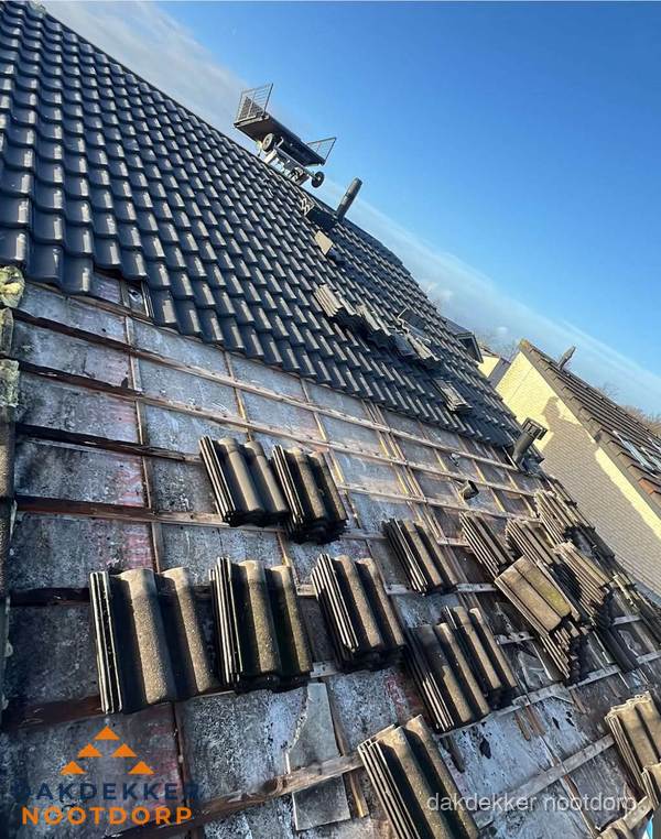 Schuin dak renovatie met nieuwe dakpannen in Nootdorp Schuin dak renovatie met nieuwe dakpannen in Nootdorp