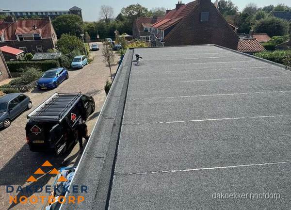 Nieuw bitumen plat dak met uitzicht over woonwijk in Nootdorp Nieuw bitumen plat dak met uitzicht over woonwijk in Nootdorp