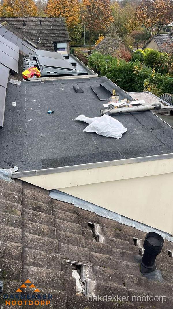 Beschadigde dakbedekking op plat dak voor reparatie in Nootdorp Beschadigde dakbedekking op plat dak voor reparatie in Nootdorp