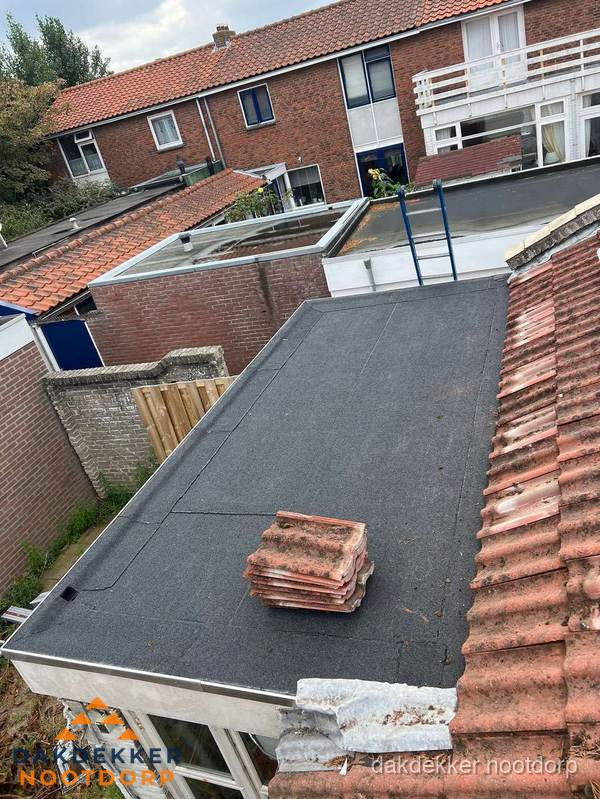 Aanbouw plat dak met reservepannen voor dakpannen vervangen in Nootdorp Aanbouw plat dak met reservepannen voor dakpannen vervangen in Nootdorp