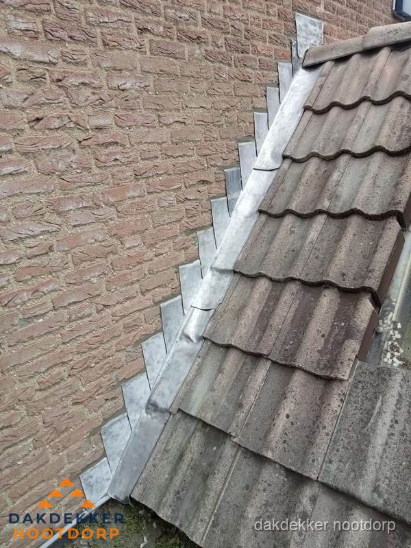 Loodslabben langs dakaansluiting bij bakstenen muur in Nootdorp Loodslabben langs dakaansluiting bij bakstenen muur in Nootdorp