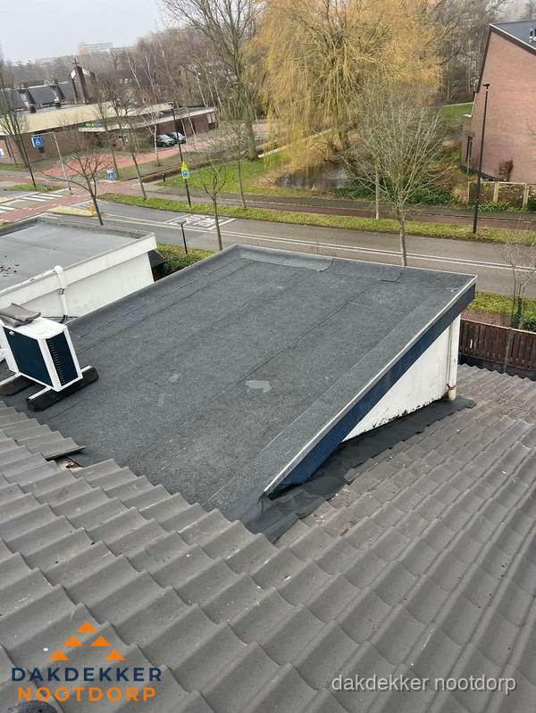 Plat dak met bitumen isolatie en dakbedekking in Nootdorp Plat dak met bitumen isolatie en dakbedekking in Nootdorp