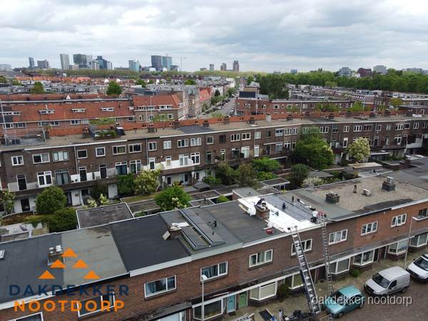 Spoed dakdekker aan het werk op plat dak in woonwijk Nootdorp Spoed dakdekker aan het werk op plat dak in woonwijk Nootdorp