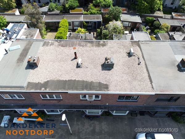 Plat dak met grindballast en dakdoorvoeren in Nootdorp Plat dak met grindballast en dakdoorvoeren in Nootdorp